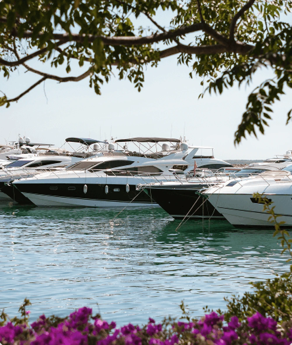 Yates de lujo atracados en el prestigioso puerto deportivo de Puerto Portals.